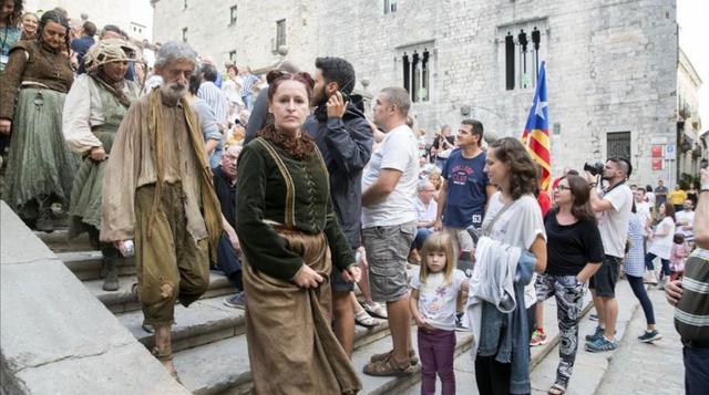 Los productores de la serie no se fijan en gastos. Por ejemplo, en la quinta temporada debieron invertir US$ 200,000 solo para contratar a 200 guardias que eviten que alguien filtrara una foto de una escena. (Foto: Internet)