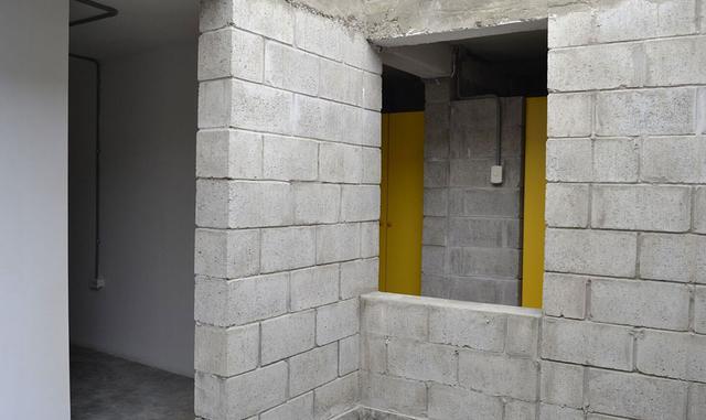 De igual manera, se introdujo la mejora de los procesos constructivos, orientándose a reducir su nivel de emisión y consumo de materiales como también proponer mecanismos que permitan la reducción del consumo de energía en el uso de la vivienda.