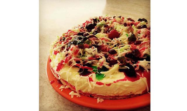 Helado de pizza. Aunque suena descabellado este helado existe tal cual, y es obra de Little Baby’s Ice Cream, una peculiar heladería en Philadelphia, Estados Unidos, que se ha propuesto crear helados de sabores peculiares. En esta extraña creación, a la c