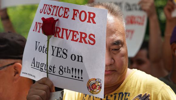 El 8 de agosto el ayuntamiento de Nueva York asestó un golpe a Uber y otras compañías de alquiler de autos, al aprobar un proyecto de ley para limitar el número de vehículos que operan e imponer normas mínimas de pago a los conductores. (Foto: AFP)
