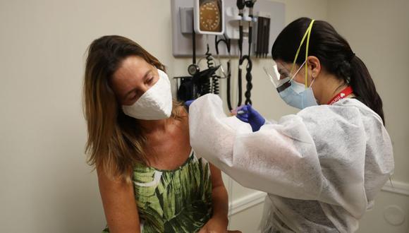 Imagen referencial.  Coronavirus | Una enfermera administra una vacuna contra la influenza en un centro en Key Biscayne, Florida. (Joe Raedle/Getty Images/AFP).