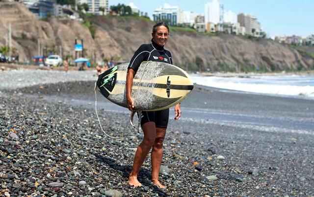 FOTO 17 | 17.  Rocio Larranaga, 54, es instructora de surf en Lima (PerL'J). (Foto: Reuters)