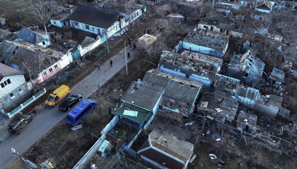 Vista aérea de las casas dañadas como resultado de un ataque con misiles en Mykolaiv, en medio de la invasión rusa de Ucrania. (Foto: AFP)