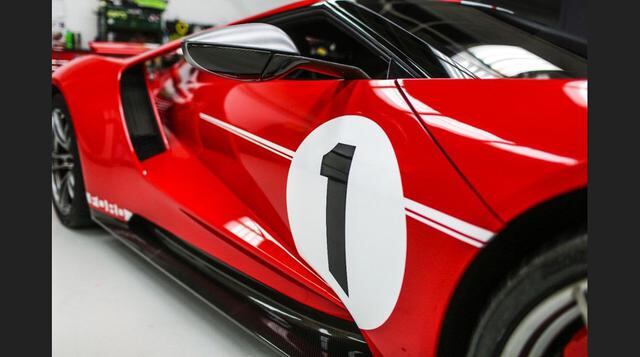 FOTO 6 | Como todo buen auto de edición especial, el Ford GT 67 Heritage Edition luce una placa de identificación donde se plasma el número de edición. (Foto: Megaricos)