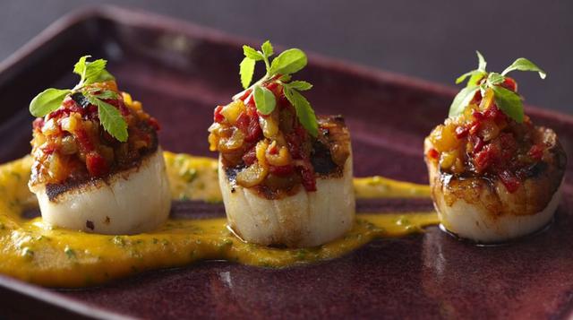 Coya. Entre las recomendaciones de London Evening Standard figuran las Chuletas de Borrego y la Corvina Trufa. Su bar ha relanzado recientemente su carta con unas 40 clases de tequila.