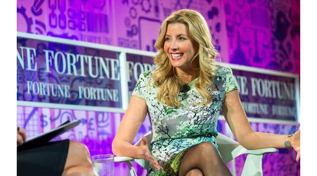 Sara Blakely vendía máquinas de fax cuando fundó Spanx. Sara Blakely trabajaba vendiendo máquinas de fax hasta que tomó la decisión de lanzar su propia empresa, Spanx. Usó $5.000 (€4.700) que tenía ahorrado para crear ropa interior que modelara el cuerpo 