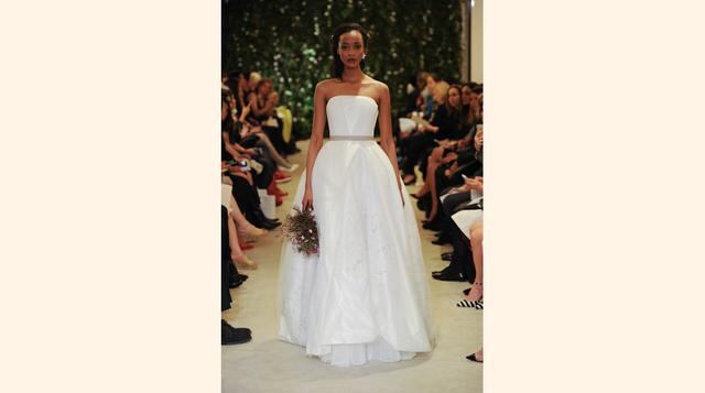 La romántica novia de Carolina Herrera, entre tules, sedas y encajes