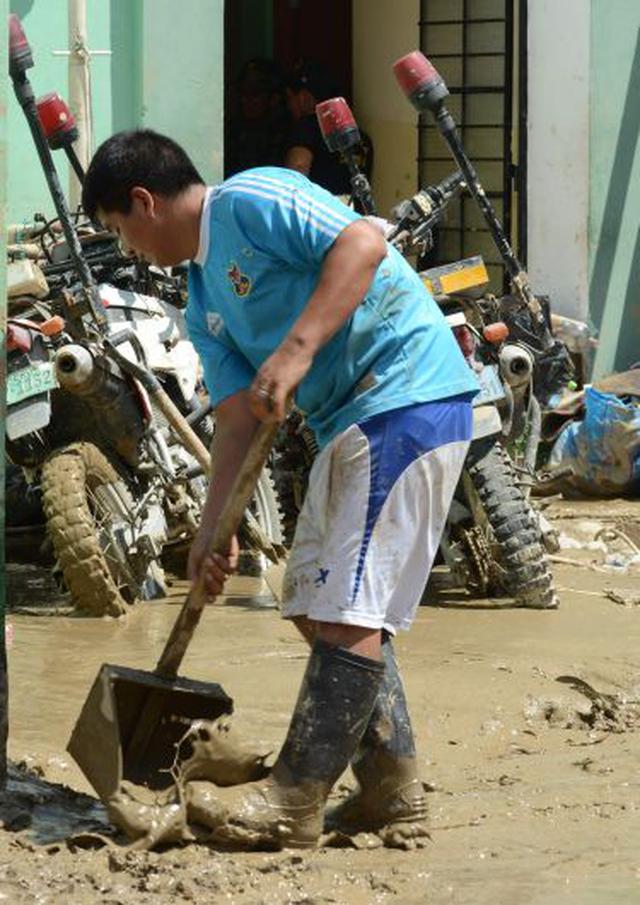 "Huarmey es una zona de emergencia. Los huaicos siguen viniendo y lo más triste es que llegan de noche. Necesitamos ayuda urgente, necesitamos agua, víveres", dijo Luz Castillo a la AFP, detrás de un muro de ladrillos que colocó en la puerta de 