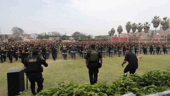 El general de la PNP, Víctor Zanabria, jefe de la Región Policial Lima, brindó un discurso al personal policial en el cuartel del Potao para dar indicaciones ante la anunciada marcha en Lima. (Foto: Joseph Ángeles @photo.gec)