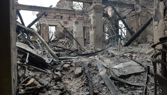 This photograph shows a view of a school destroyed as a result of fight not far from the centre of Ukrainian city of Kharkiv, located some 50 km from Ukrainian-Russian border, on February 28, 2022. (Photo by Sergey BOBOK / AFP)