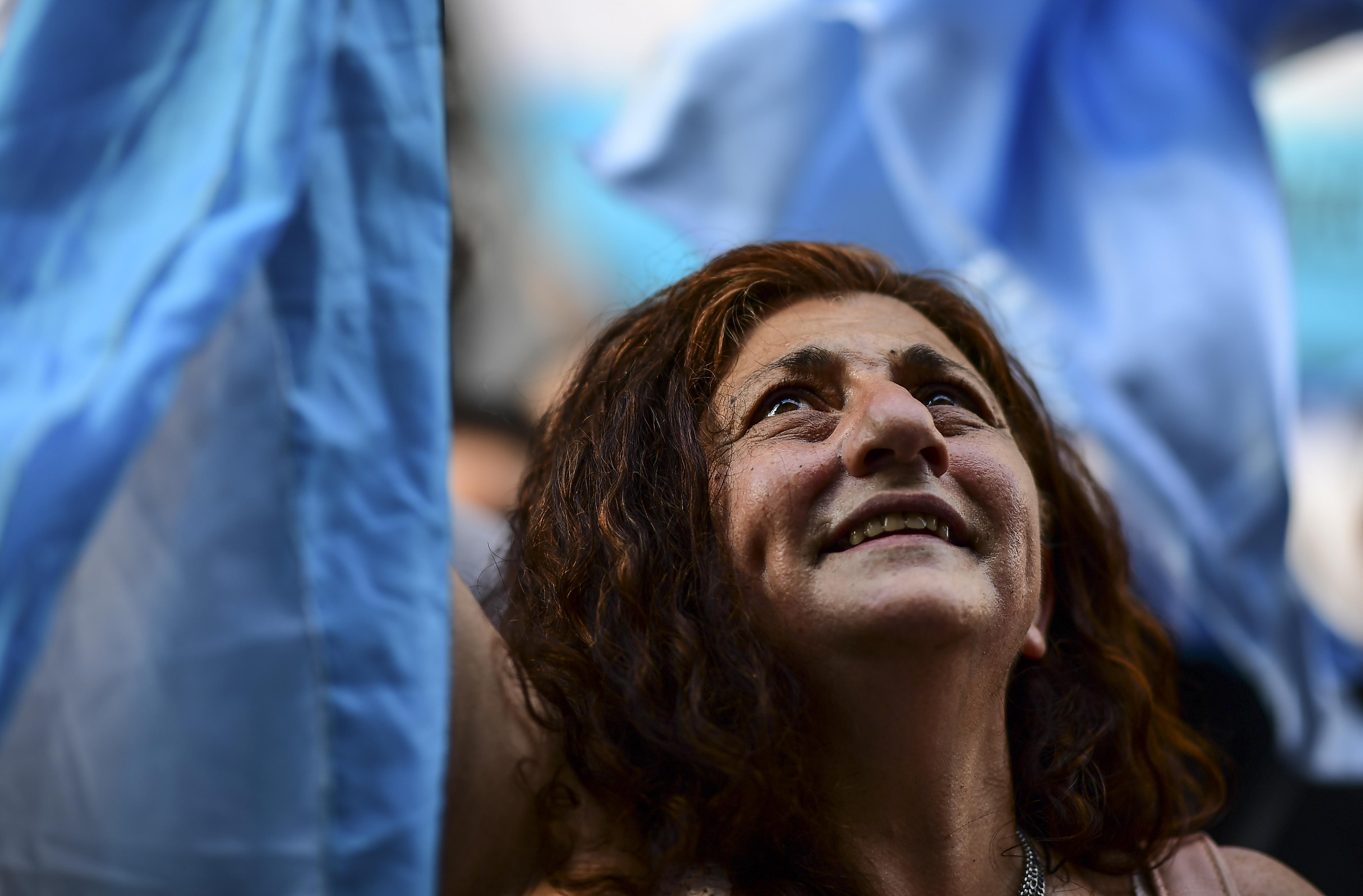 La sorpresa la dio el gobierno esta semana al anunciar que el impuesto del 30% también se aplicará para la compra de dólares por atesoramiento. (Foto: AFP)