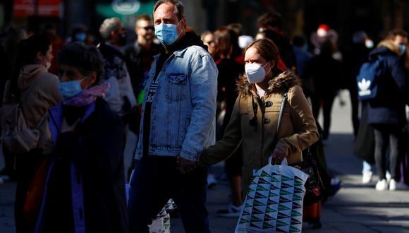 Gente usando mascarilla en las calles de Madrid. (Foto: Reuters)