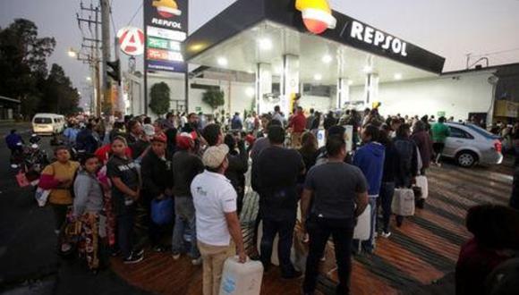 Foto del miércoles de un grupo de personas haciendo fila para cargar gasolina en la Ciudad de México. Ene 9, 2019. (Foto: Reuters).