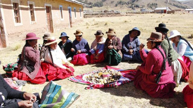 FOTO 9 | El tercer premio fue para esta imagen de los aimara, desde la zona sur de Perú: "Después de realizar una actividad en nuestra comunidad, es costumbre compartir nuestros alimentos. Nos hemos reunido para tejer nuestras artesanías Lupaca, y como es habitual hemos tendido nuestras incuñas y llicllas (mantas tejidas) en el centro. En ella hemos vaciado nuestro fiambre que contiene, principalmente, papa, chuño, quispiño de quinua, habas, maíz y torrejas. Va acompañado de un aderezo especial a base de queso y huevo, todos son productos naturales de la zona.