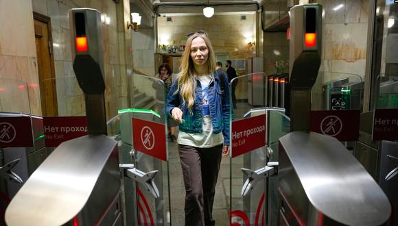 La periodista Yekaterina Maksimova entra en el Metro de Moscú, donde ha sido detenida cinco veces ( Foto: AP )