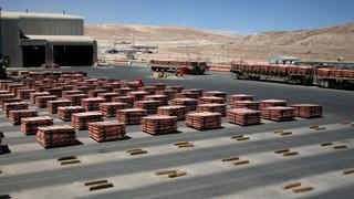 Clima y contenedores complican despachos de cátodos de cobre en Chile 