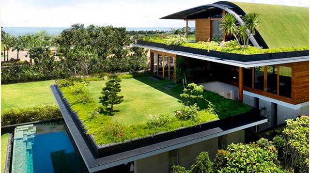 Pero las decenas de proyectos que están transformando Copenhague no se centran solo en las bicicletas. Están los jardines en las azoteas y la construcción de una nueva incineradora para calentar la ciudad con biomasa y basura orgánica que tendrá una pista