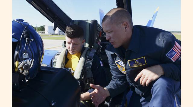 Esta foto del 23 de octubre del 2013 proporcionada por la Marina de Estados Unidos muestra al fotógrafo Terrence Siren y al jefe de equipo Jared Mann, antes de un vuelo con los Blue Angels en la Estación Aérea Naval en Pensacola, Florida. (Foto: AP)