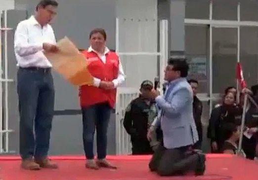Durante la ceremonia de inauguración del centro de salud del distrito de Canchaque, su alcalde Aldo Álvarez Ocaña, se arrodilló ante el mandatario.