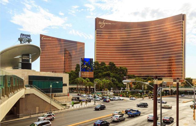 FOTO 22 | WYNN RESORT, LAS VEGAS, 3.4 MIL MILLONES DE DÓLARES.
Uno de los complejos de hoteles y casinos más lujosos de Las Vegas, el Wynn Resort se inauguró en 2005. La factura de construcción de este lujoso complejo de 2.716 habitaciones alcanzó 2.7 mil millones de dólares (£1.9 mil millones), alrededor de 3.4 mil millones de dólares (£2.4 mil millones) en dinero de hoy.