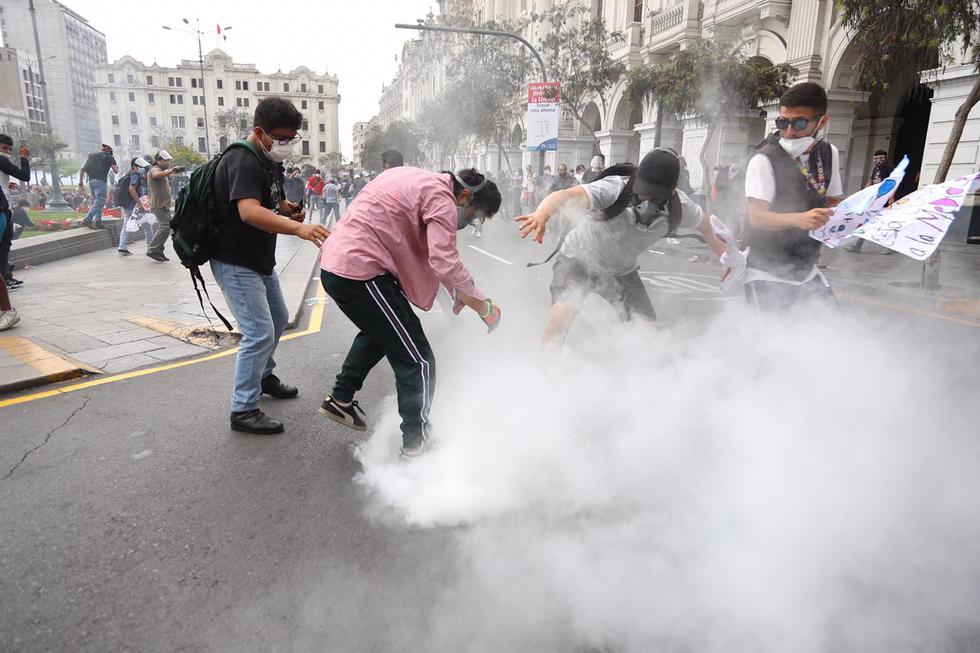 Las protestas contra la vacancia presidencial y la juramentación del actual jefe de Estado, Manuel Merino, continúan en las calles del Cercado de Lima. (Foto: Hugo Curotto / @photo.gec)
