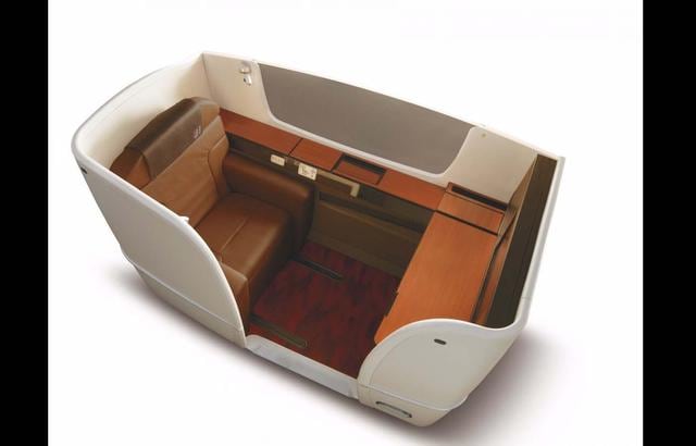 9. Japan Airlines. Quienes tienen la suerte de viajar con un boleto de Primera Clase en Japan Airlines pueden disfrutar de suites de lujo privadas con pantallas de entretenimiento de 23 pulgadas, restaurantes de cocina japonesa y occidental, y kits de accesorios Porsche Design. (Foto: megaricos)