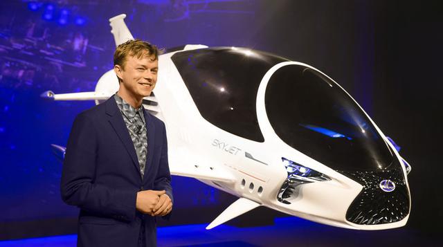 La nave espacial de Lexus ha sido creada con el objetivo de presentar un vehículo basado en la realidad, pero apropiada para el mundo de la película que se desarrolla 700 años en el futuro.