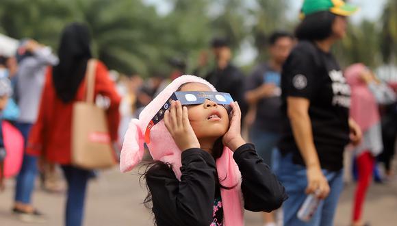 Se debe controlar que los menores usen los lentes con filtro solar especial para ver el eclipse (Foto: AFP)
