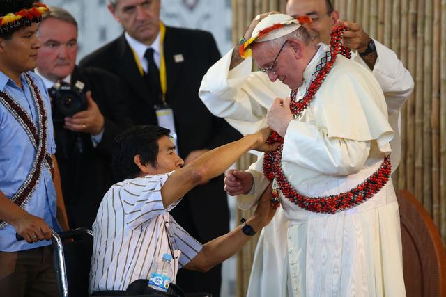 Foto 4 | "Se nos pide un especial cuidado para no dejarnos atrapar por colonialismos ideológicos disfrazados de progreso que poco a poco ingresan dilapidando identidades culturales y estableciendo un pensamiento uniforme, único (...) y débil", dijo el Papa.