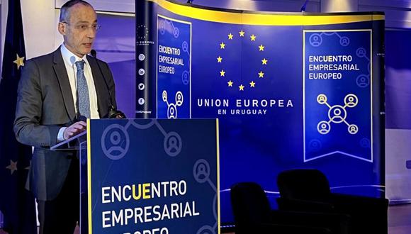 El negociador jefe de la UE para el Tratado de Libre Comercio con el Mercosur, Rupert Schlegelmilch, habla durante la tercera edición del Encuentro Empresarial Europeo en Uruguay en el Club de Golf en Montevideo. Foto: AFP