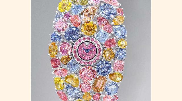 El impresionante reloj está cubierto con un caleidoscopio de 110 quilates de raros diamantes de elegantes colores. (Foto: Megaricos)