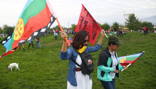 Así se puso la guinda a este concierto que reafirmó el tono pacífico que se impuso en las protestas después de la histórica manifestación de 1,2 millones de personas que colapsó el centro el viernes. (Foto: AFP)