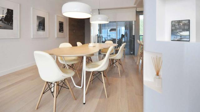 Boathouse Home Office (Hong Kong, China). El diseño del departamento se inspira en las tradicionales casetas para barcos francesas. La mesa tiene un diseño lúdico, que le permite funcionar como una mesa de trabajo y un comedor.