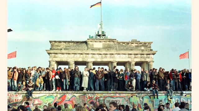 El 9 de noviembre, el Muro de Berlín se derrumba. Luego se produce la Revolución de Terciopelo en Checoslovaquia y el levantamiento contra Nicolae Ceausescu en Rumania. El bloque socialista deja de existir. (Foto: Reuters)