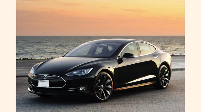 Tesla Model S. Primer modelo sedán lanzado para el segmento premium totalmente eléctrico.  Cuenta con autonomía para recorrer más de 390 km con una sola carga. Su precio fluctúa entre los US$ 70,000 y US$ 90,000.