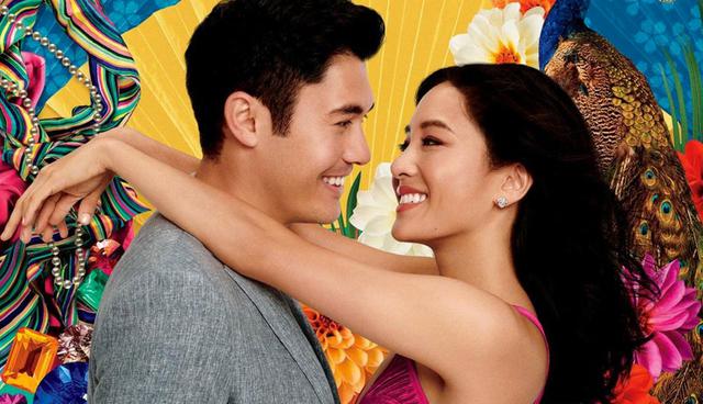 FOTO 1 | “Crazy Rich Asians”. La comedia romántica sólo cayó 6% de su debut en el puesto número uno para recaudar US$ 25 millones, según cálculos del estudio del domingo. Casi la misma cantidad de personas se presentaron para ver “Crazy Rich Asians” que en su fin de semana de estreno. Eso prácticamente nunca sucede en películas que no se estrenan en fines de semana largo, que suelen caer aproximadamente 50%. (Foto: IMDB)