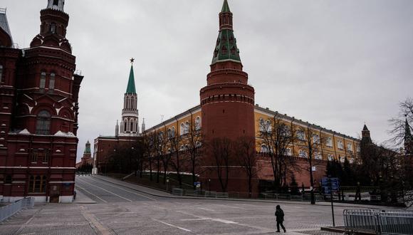 Un hombre camina en la desierta plaza Manezhnaya, cerca del Kremlin, en el centro de Moscú, mientras la ciudad y sus regiones circundantes impusieron bloqueos, que estaban siendo seguidos por otras regiones rusas en un intento por frenar la propagación del coronavirus. (Foto: AFP)