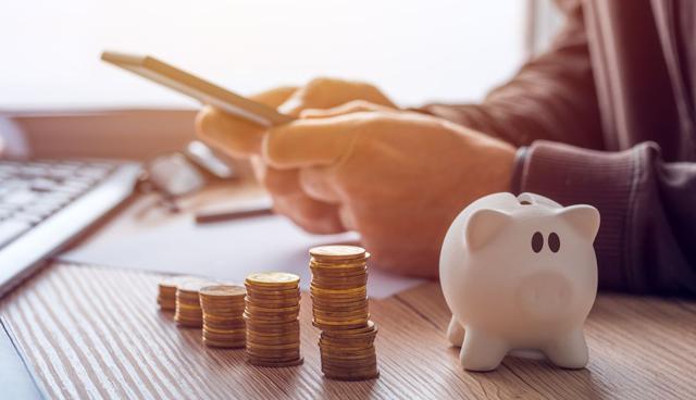 FOTO 5 | El valor del dinero: Si llevan dinero a la escuela pueden aprender a comparar precios, como papelería o golosinas. Al consultar con sus amigos aprenderán a buscar la mejor oferta. (Foto: iStock)