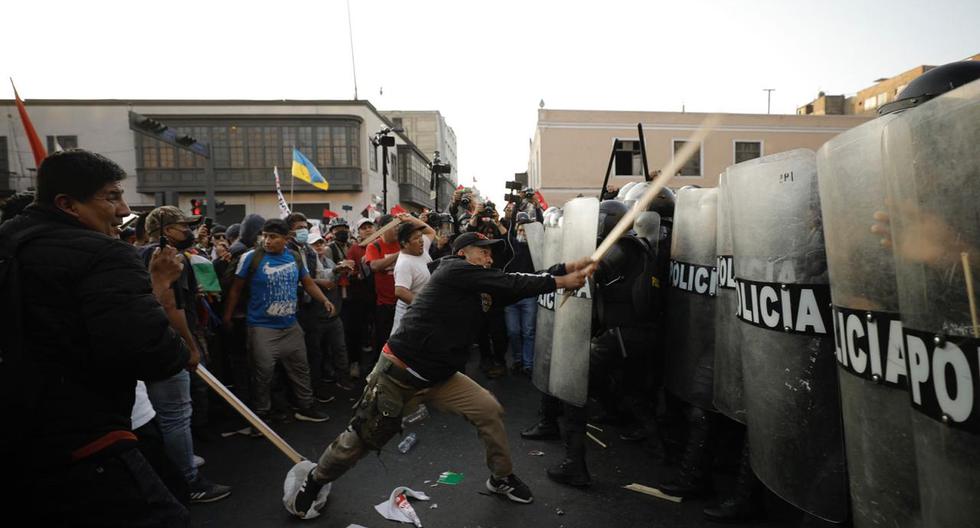 Manifestantes a favor de Pedro Castillo agreden a periodistas y Policía  Nacional | “La toma de Lima”| | PERU | GESTIÓN