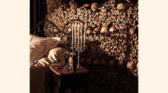 Entre calaveras – Noche en las Catacumbas con Airbnb (París, Francia). La Ciudad de la Luz cuenta con las mayores catacumbas del mundo, con los restos de más de seis millones de personas. El lugar se ha convertido en un lugar turístico más de la ciudad, y