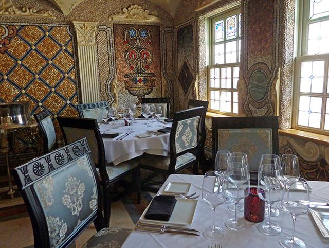 FOTO 17 | En la actualidad, la edificación ejerce las funciones de un hotel, the villa Casuarina, que frecuentan de manera habitual celebridades como Paris Hilton, Tom Cruise y Matt Damon, entre otros.