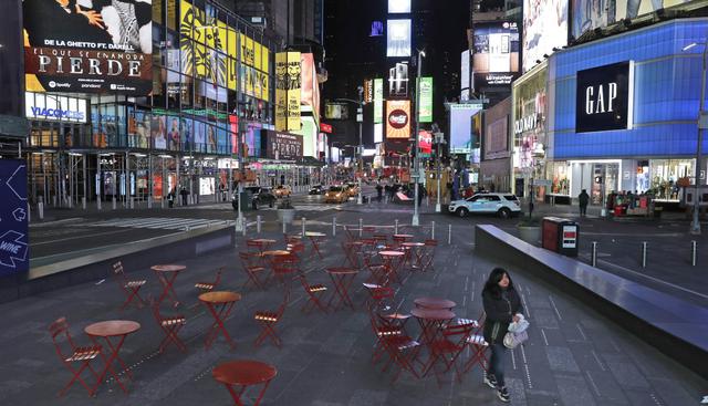 Fotografía de una mujer caminando por un Times Square con poco tráfico en Nueva York, Estados Unidos. (AP).