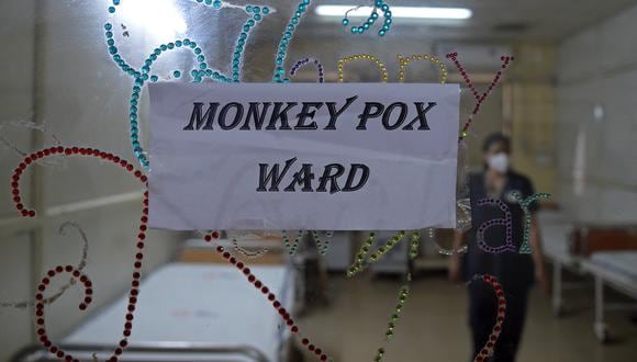 Un trabajador de la salud camina dentro de una sala de aislamiento construida como medida de precaución para los pacientes con viruela del mono en un hospital civil en Ahmedabad el 25 de julio de 2022. (Foto de Sam PANTHAKY / AFP)