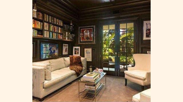 Jennifer López. Se cree que la cantante ha pagado 28 millones de dólares por una casa de Bel Air a la actriz Sela Ward. Según agentes, Ward había estado negociando la casa en silencio durante más de un año. La finca de más de tres hectáreas tiene un estud