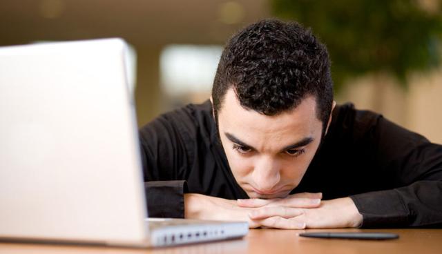 FOTO 6 | 6. Miente. Un empleado que hace esto o que inventa historias es peligroso para el grupo.