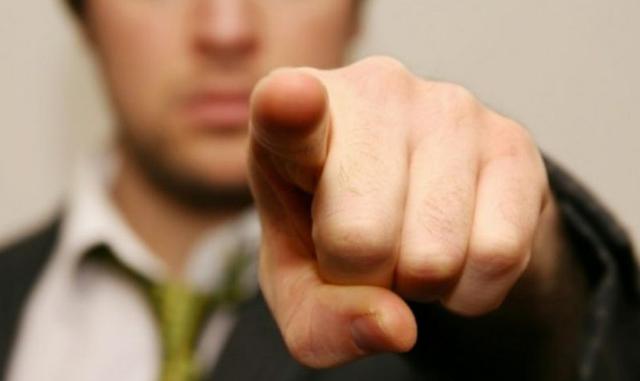 FOTO 10 | 10. Culpas a otros por como te hacen sentir. Las emociones vienen de dentro. Es muy tentador atribuir tus sentimientos a las acciones de otros, pero debes tomar responsabilidad por ellas. NADIE PUEDE HACERTE SENTIR ALGO QUE TU NO QUIERAS SENTIR. Pensar lo contrario solo te frena.