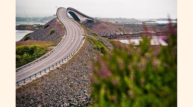 Carretera del Atlántico (Atlanterhavsveien) – Noruega, es un camino de 5.4 kilómetros de distancia desprendidos a lo largo de la costa Oeste de Noruega. Lo impactante de esta ruta es que se trata de un camino que cruza varias islas de la zona, con un dise