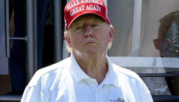 El expresidente de los Estados Unidos, Donald Trump, observa durante la ronda 3 del LIV Golf-Bedminster 2023 en el Trump National en Bedminster, Nueva Jersey, el 13 de agosto de 2023. (Foto de TIMOTHY A. CLARY / AFP)