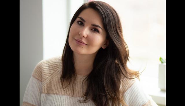 FOTO 5 | ¿Cómo empezaste? En 2014 me di cuenta de que necesitaba un cambio en mi vida y que quería empezar algo por mi cuenta. Estaba trabajando como manager de marketing para una marca de automóviles premium cuando empecé a moverle al tema de la creación en video. En ese entonces era una forma entretenida de pasar mis fines de semana, pero eventualmente creció tanto que no pude seguir teniendo dos trabajos. Así que renuncie y empecé a trabajar en videos explicativos con un equipo de tres personas: un diseñador, un animador y yo.

Hoy en día, después de mucho trabajo, ese pasatiempo se ha convertido en un pequeño negocio con un equipo mucho más grande.