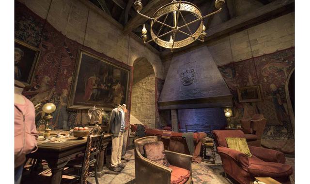 La sala común de la casa de Gryffindor, a la que pertenece Harry Potter en el colegio Hogwarts de magia.